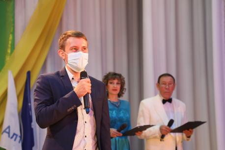 Алтай-Кокс провел праздничный концерт для ветеранов